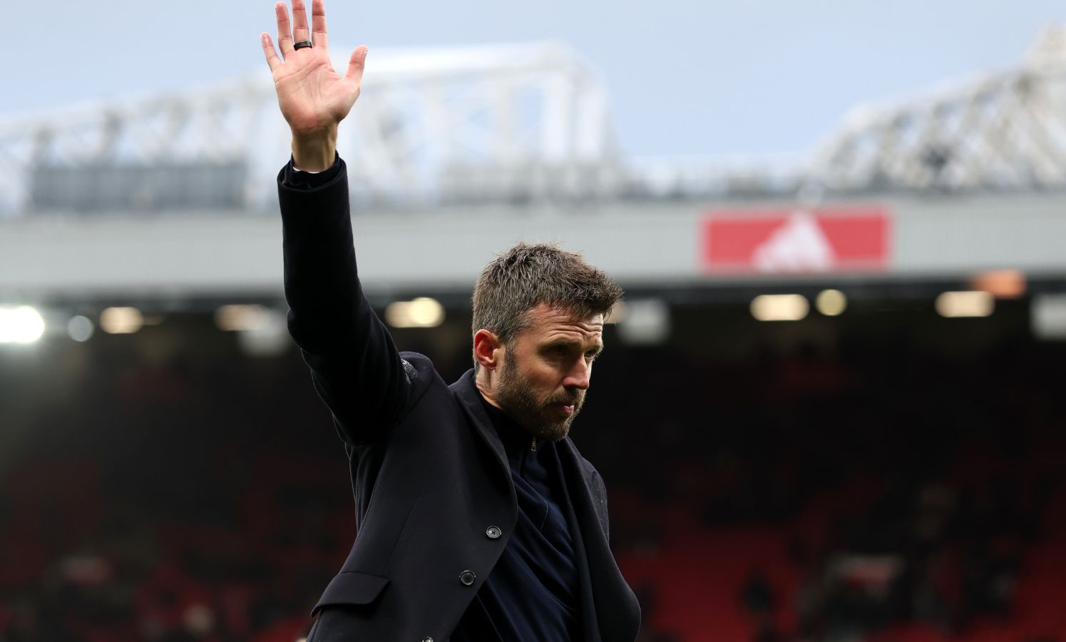 MANCHESTER, INGLATERRA - 25 DE OUTUBRO: O técnico do Manchester United, Michael Carrick, agradece aos fãs após a partida da Premier League 2026/27 entre Manchester United e AFC Bournemouth em Old Trafford em 25 de outubro de 2026 em Manchester, Inglaterra.