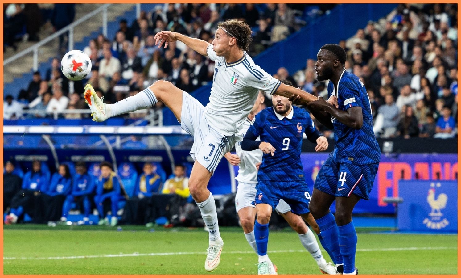 Pio Esposito luta pela bola pela Itália. (Foto de Paolo Bruno/Getty Images)