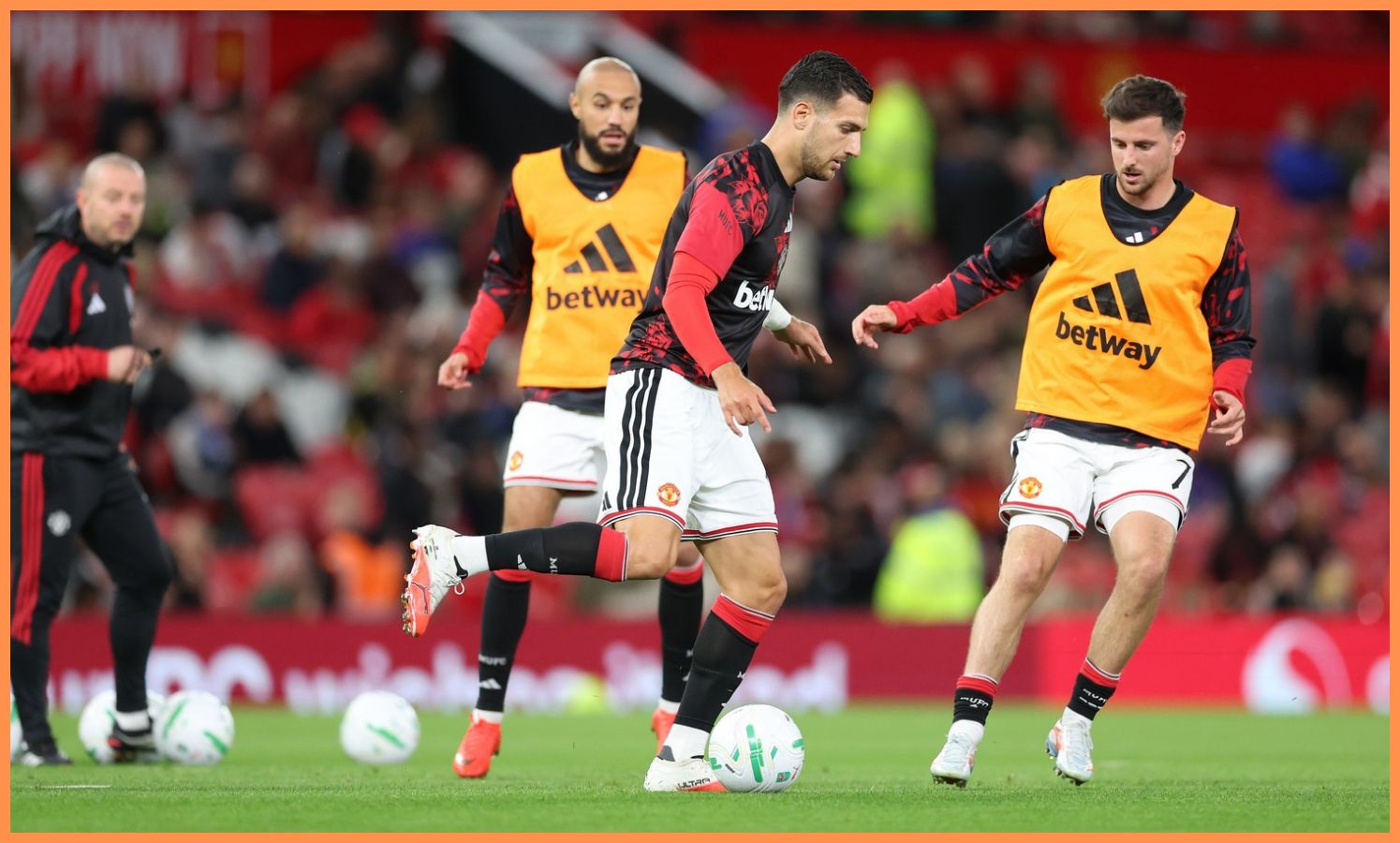 Diogo Dalot calentando para el Manchester United