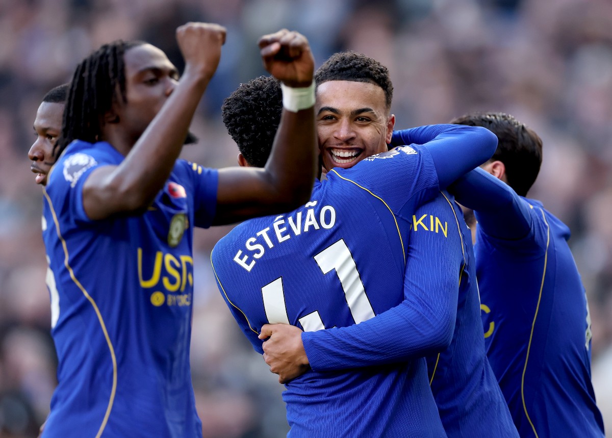 Chelsea-players-celebrate-with-Morgan-Rogers Video: Morgan Rogers scores solo stunner to put Chelsea 1-0 up vs Manchester United