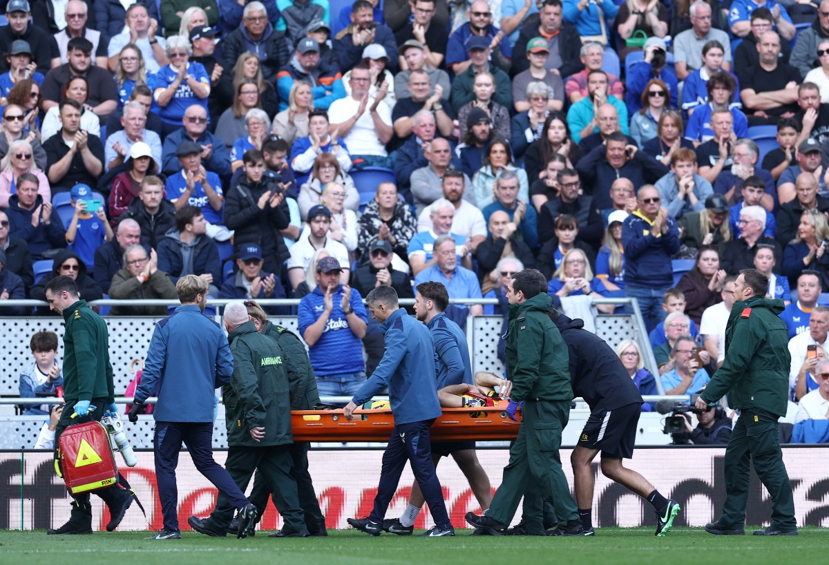 Emiliano-Martinez-is-stretchered-off-during-Everton-vs-Chelsea “Some concern” as Chelsea’s Emi Martinez stretchered off & reportedly hospitalised with head injury