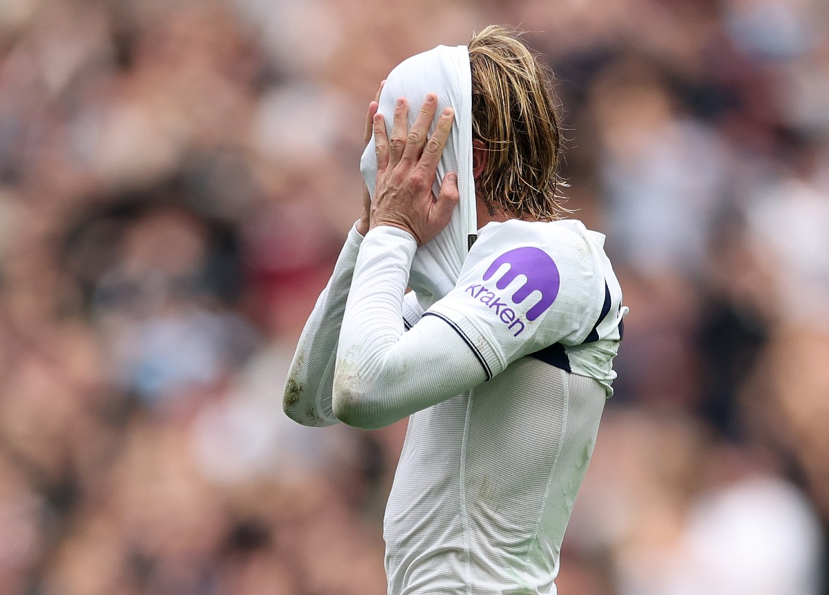 James Maddison reage quando o Tottenham perde para o Aston Villa