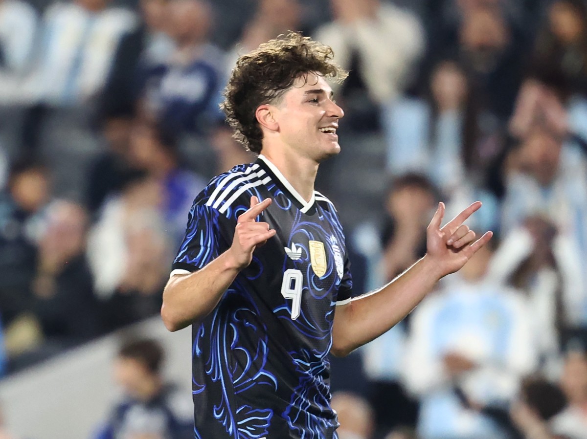 Julian Alvarez comemora gol pela Argentina