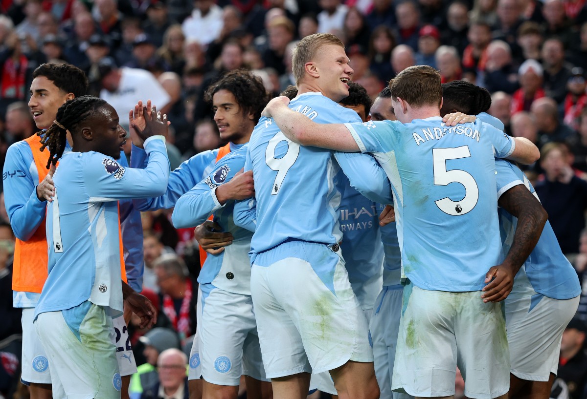 Jogadores do Manchester City comemoram contra o Liverpool