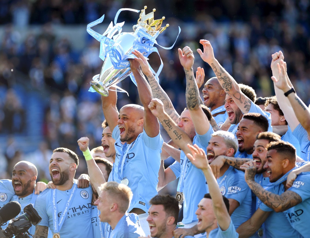 Vincent Kompany ganhou o troféu da Premier League