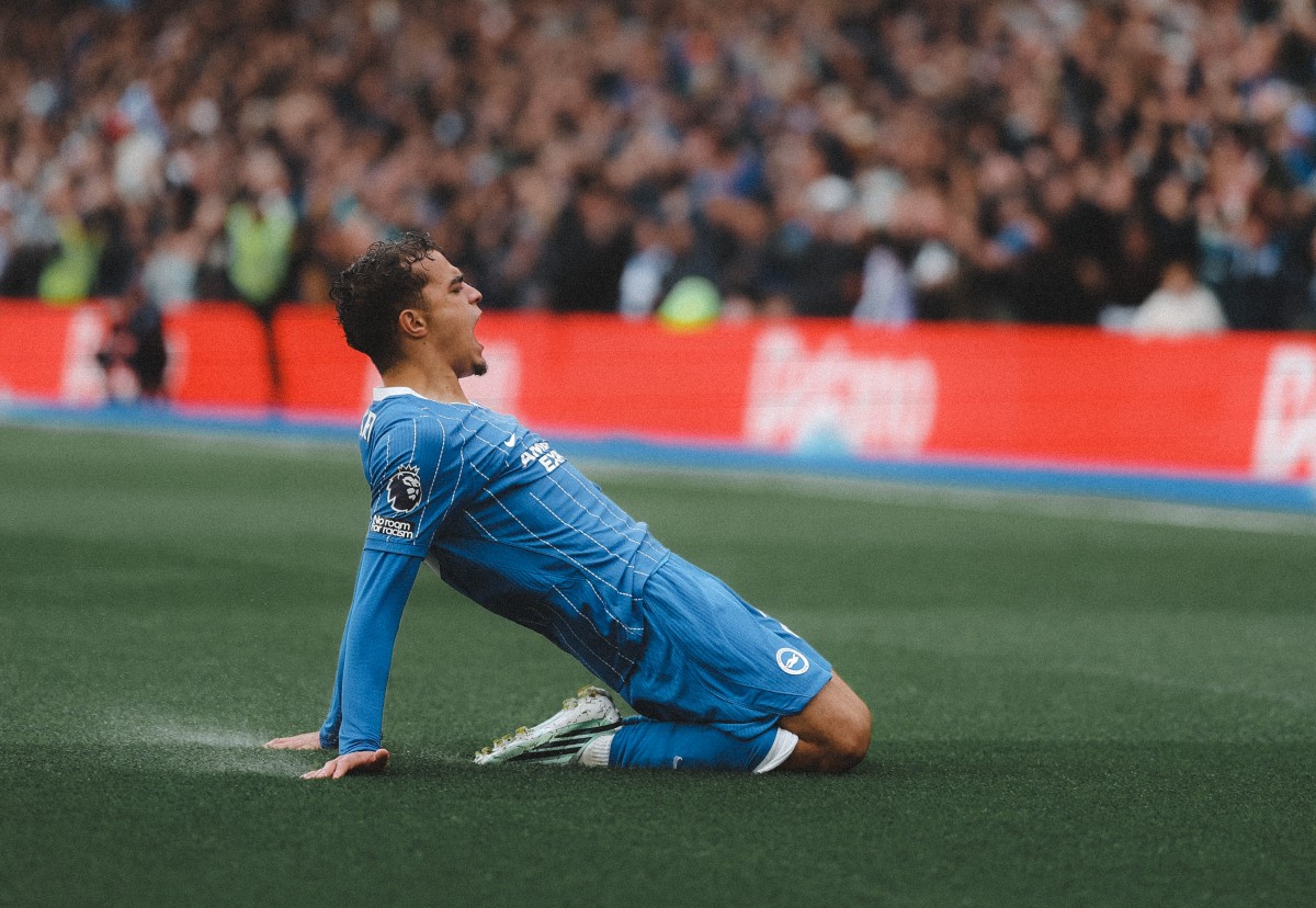 Yasin Ayari comemora gol pelo Brighton