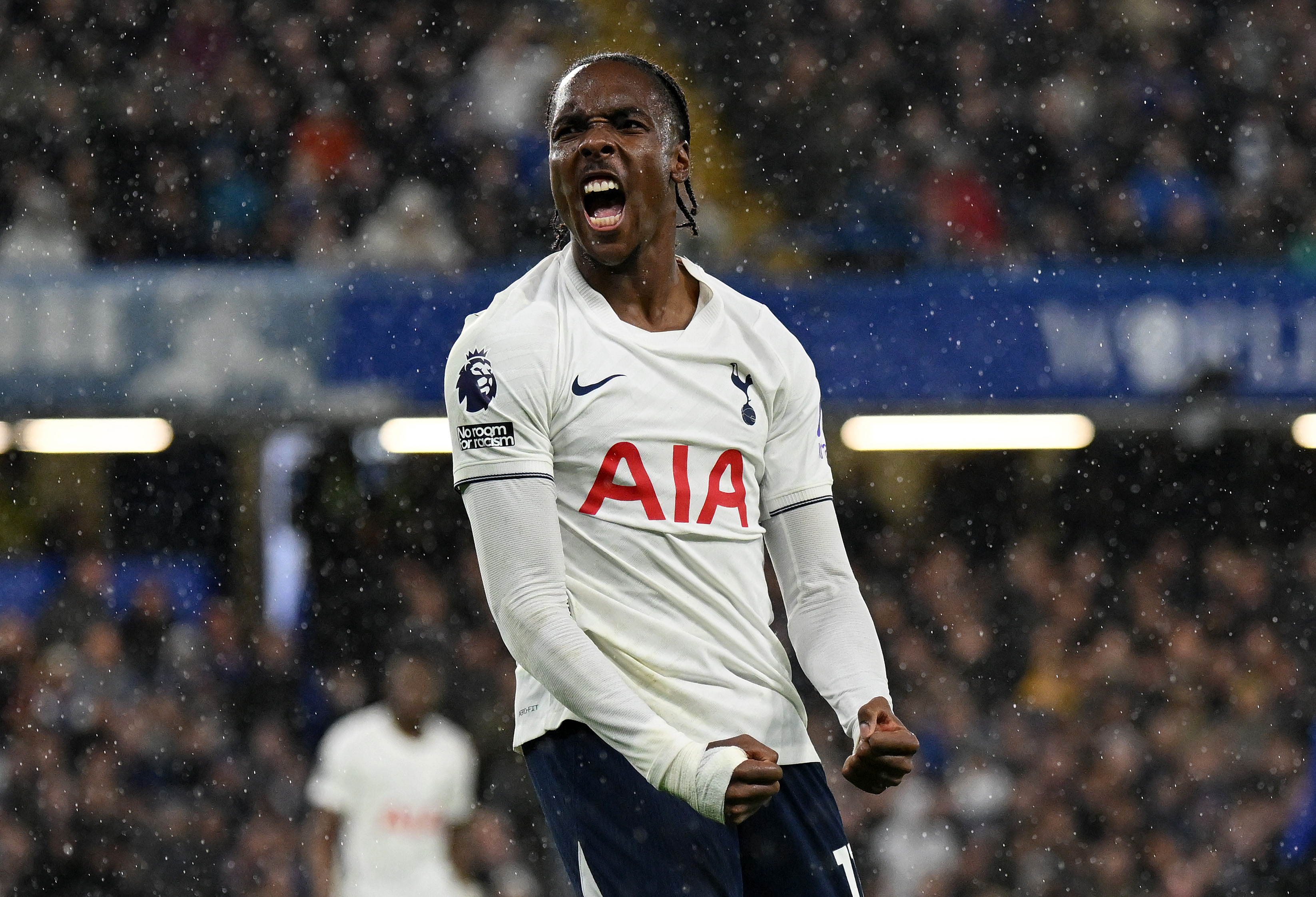 LONDRES, INGLATERRA - 24 DE OUTUBRO: Mathis Dell do Tottenham Hotspur comemora depois que Mike Benders do Chelsea marcou um gol contra durante a partida da Premier League 2026/27 entre Chelsea FC e Tottenham Hotspur em Stamford Bridge, Inglaterra, em 26 de outubro de 2026 em Stamford Bridge, Inglaterra.