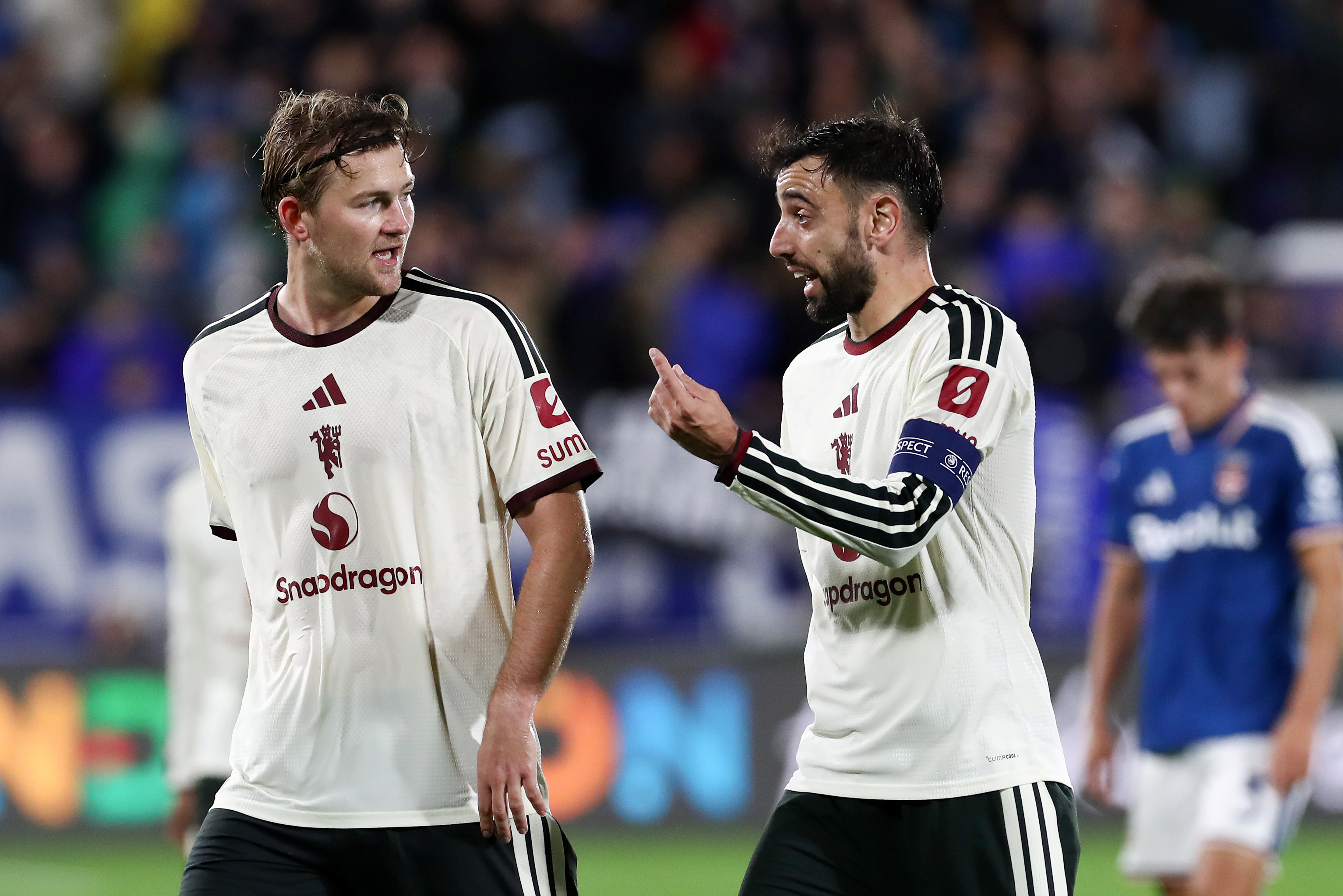 COMO, ITÁLIA - 21 DE OUTUBRO: Bruno Fernandes e Matthijs de Ligt do Manchester United durante a partida MD3 da UEFA Champions League 2026/27 League Stage entre Como 1907 e Manchester United no Estádio Giuseppe Sinaglia em 20 de outubro de 26 em Como, Itália.
