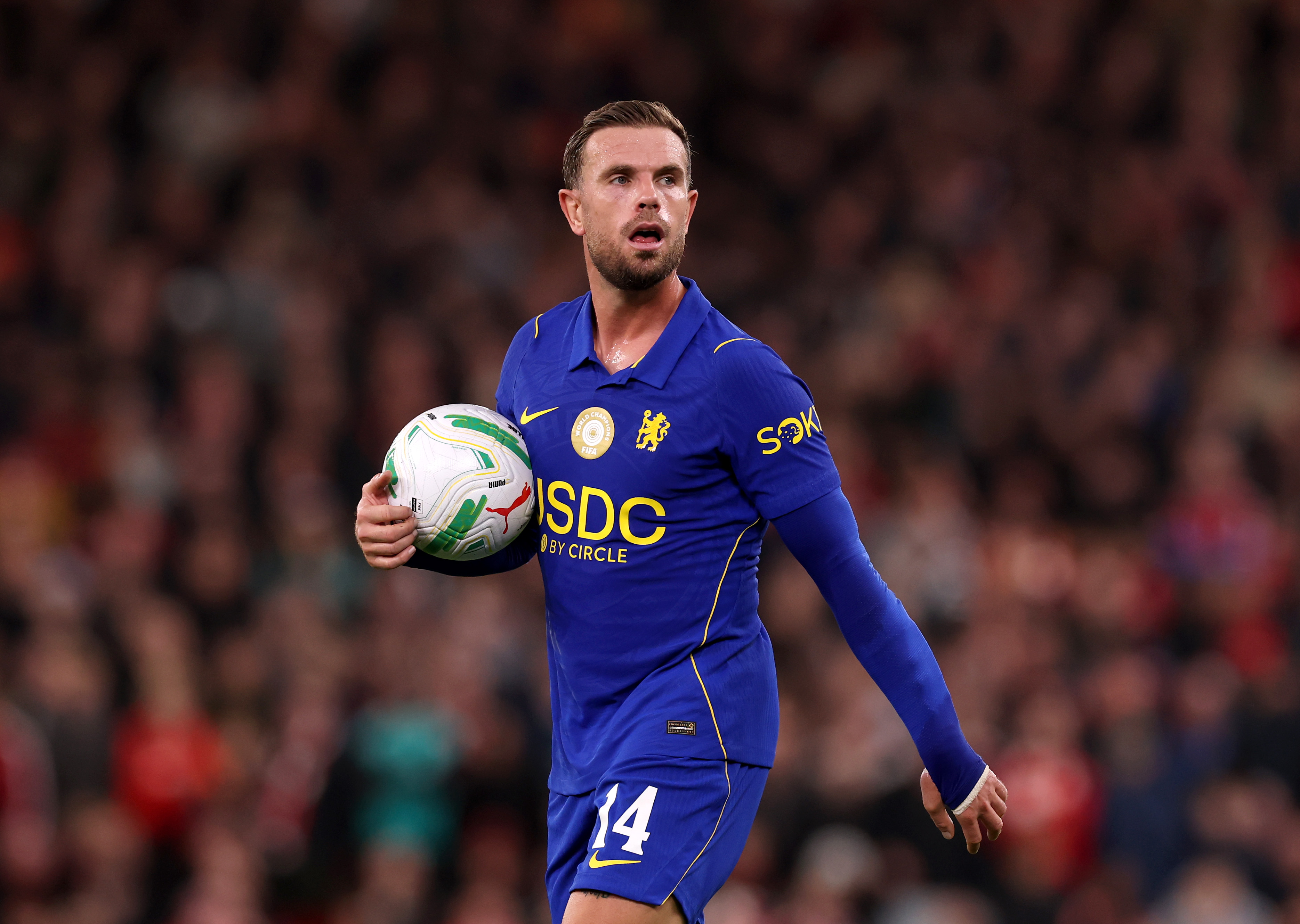 Jordan Henderson, do Chelsea, observa durante a partida da quarta rodada da Carabao Cup entre Liverpool e Chelsea, em Anfield, em 28 de outubro de 2026, em Liverpool, Inglaterra. 