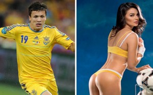 Голая брюнетка ест мороженое на футбольном поле 