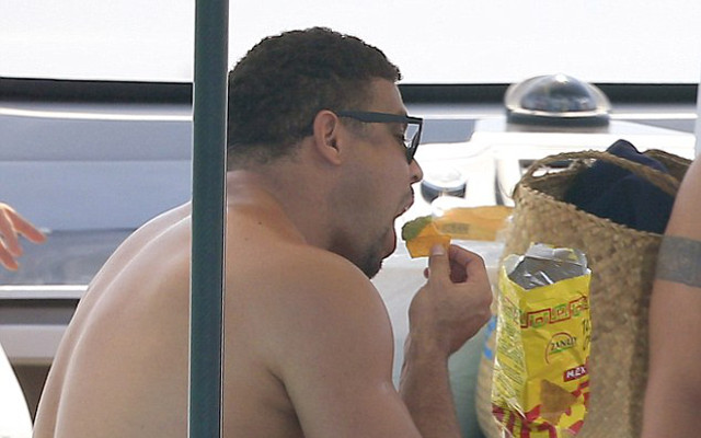 Ronaldo eating crisps