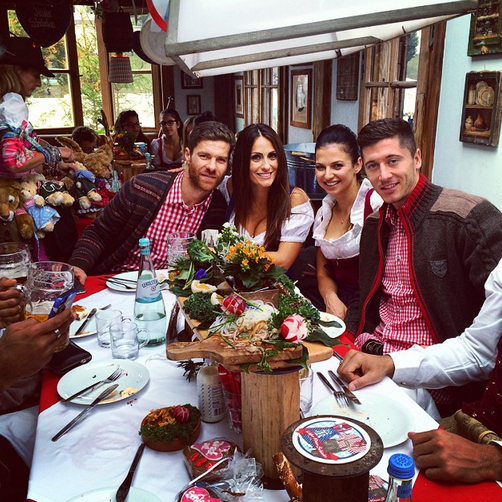 Xavi Alonso, Robert Lewandowski and their wives at Oktoberfest
