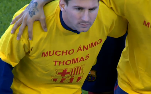 Lionel Messi wearing Thomas Vermaelen tee-shirt