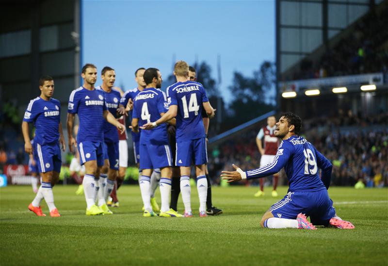 Chelsea players surround ref vs Burnley