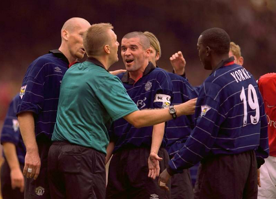 Man United players swarn around referee