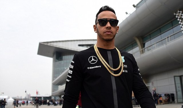 (Images) Lewis Hamilton copies Cristiano Ronaldo's 