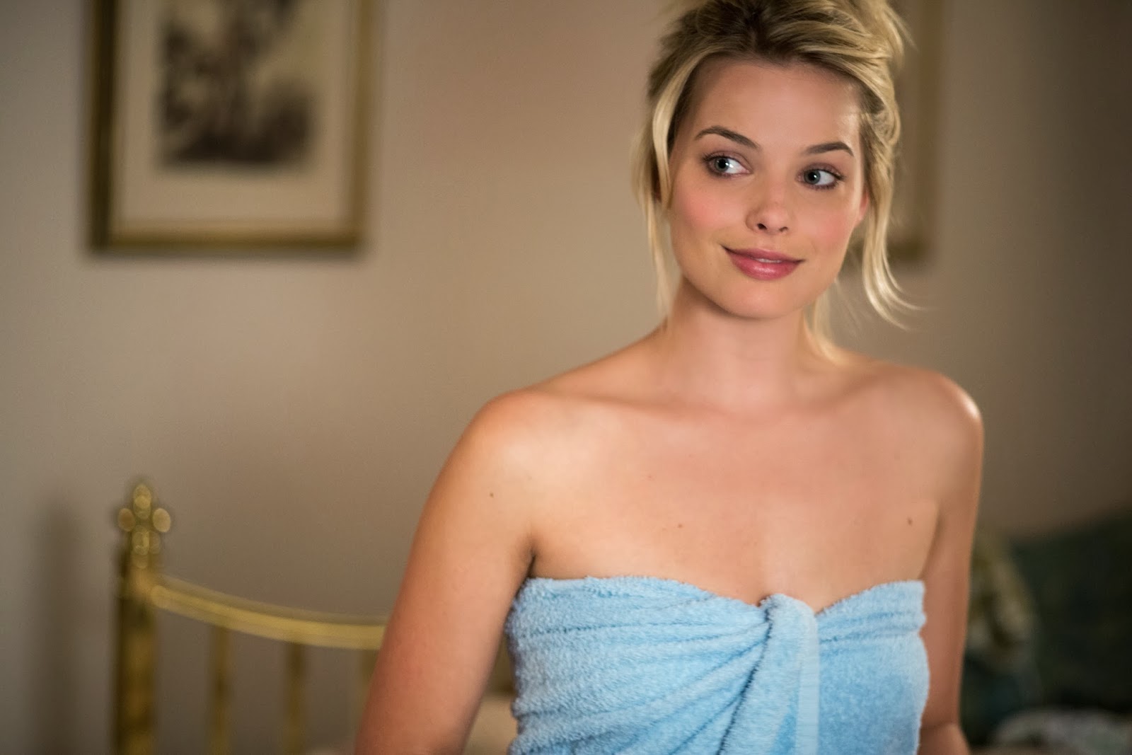 (Images) Fulham nail hottest fan award as Wolf of Wall Street babe Margot Robbie ...