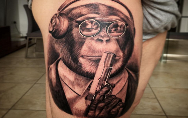 Image) Alberto Moreno gets tattoo of a monkey holding a gun