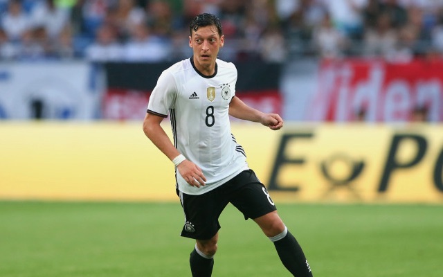 Photo) Arsenal playmaker Mesut Ozil reaches out to Real Madrid star