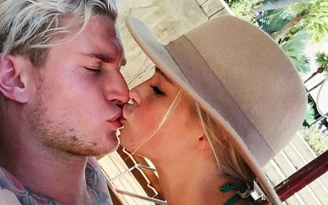 Loris Karius kissing girlfriend Annelie Alpert