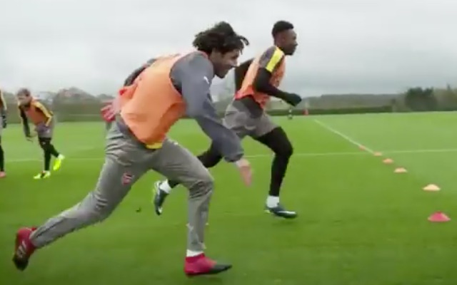 Danny Welbeck and Mohamed Elneny race