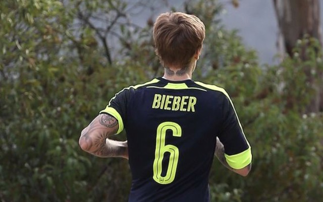 pence samle Mængde penge Photos) Justin Bieber goes to dinner in personalised Arsenal kit