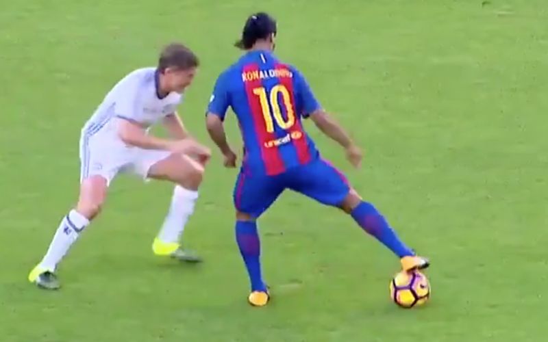  Video Ronaldinho Destroys Manchester United Legend With Outrageous 