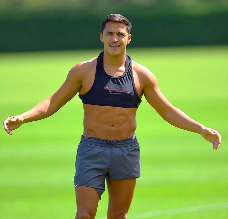 Alexis Sanchez flaunts abs during Arsenal training