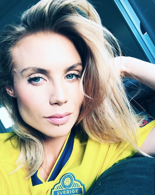 Maja Nilsson poses in Victor Lindelof's Sweden shirt