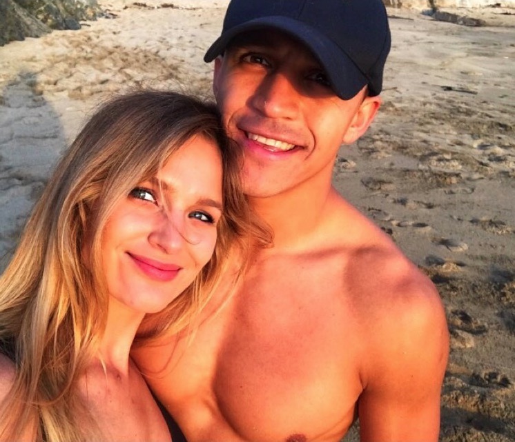 Mayte Rodriguez shared this picture of herself and Alexis Sanchez along with the caption "esa sonrisa"