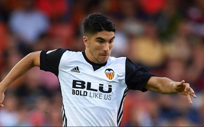 Carlos Soler has begged his club Valencia to allow him to leave for Manchester United.
