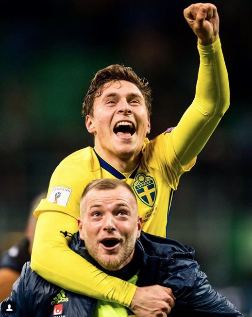Victor Lindelof celebrates Sweden reaching the 2018 World Cup