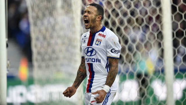 Former Manchester United star Memphis Depay shows off new giant