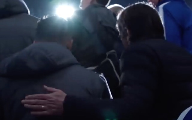 Antonio Conte puts his hand on Alexis Sanchez's back