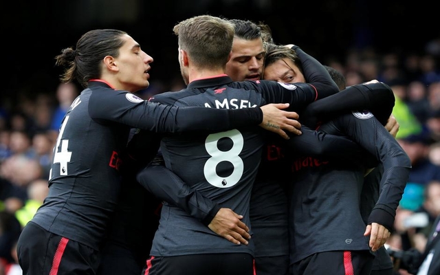 Ozil Arsenal teammates celebrate