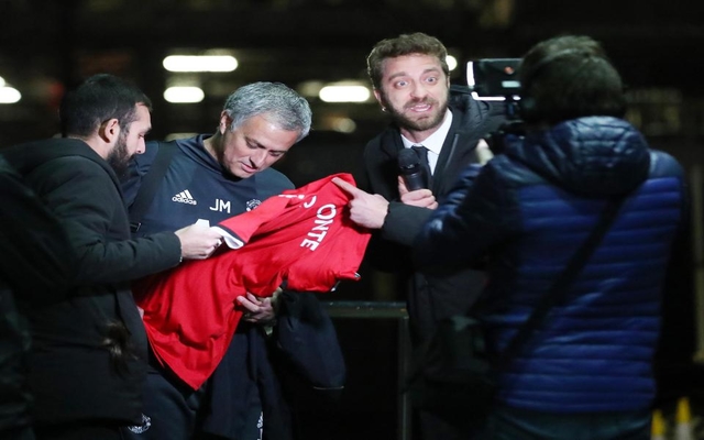 Mourinho pranked by Italian reporters with Conte jersey