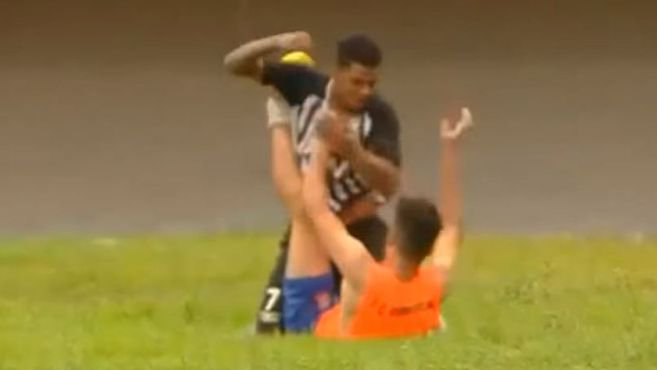 Video: Operario star Jefferson Reis in shocking attack on Brazilian ball boy