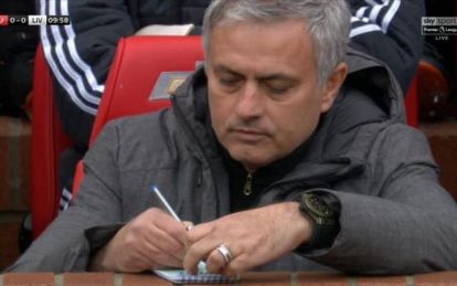 Photo: Eagle-eyed media hail Mourinho for Man Utd notes