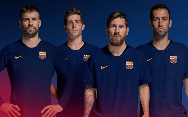 Barcelona unveil new club crest, Messi, Pique pose in photo