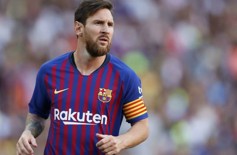 Lionel messi lifting the 2018/19 champions league trophy for barcelona  against tottenham