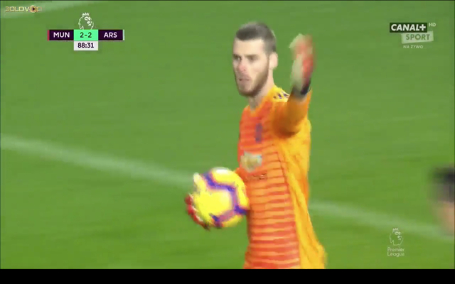 Lacazette heads ball out of De Gea's hands during United vs Arsenal