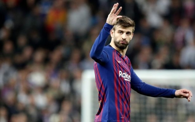 Pique-gesture-to-Real-Madrid-fans
