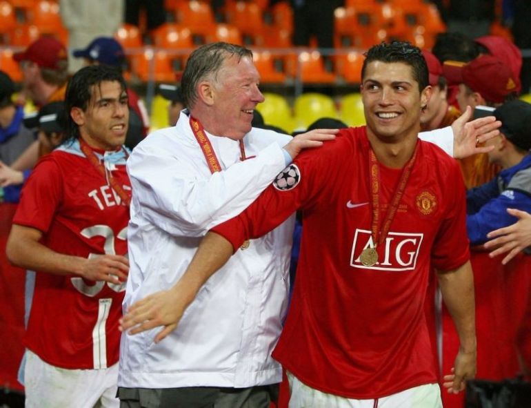 Ferguson-and-Ronaldo-celebrating-United-winning-trophies