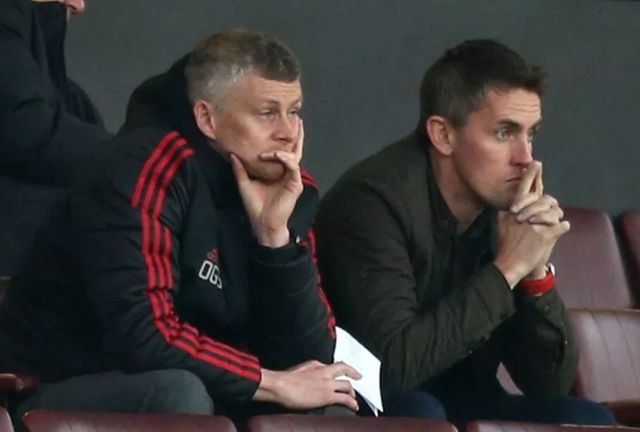 Solskjaer-stands-Man-Utd