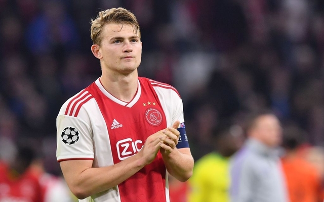 De-Ligt-applauds-Ajax-fans