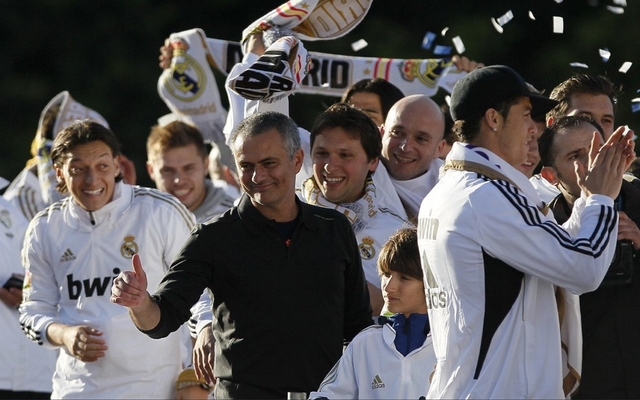 Mourinho-celebrates-title-with-Madrid-team