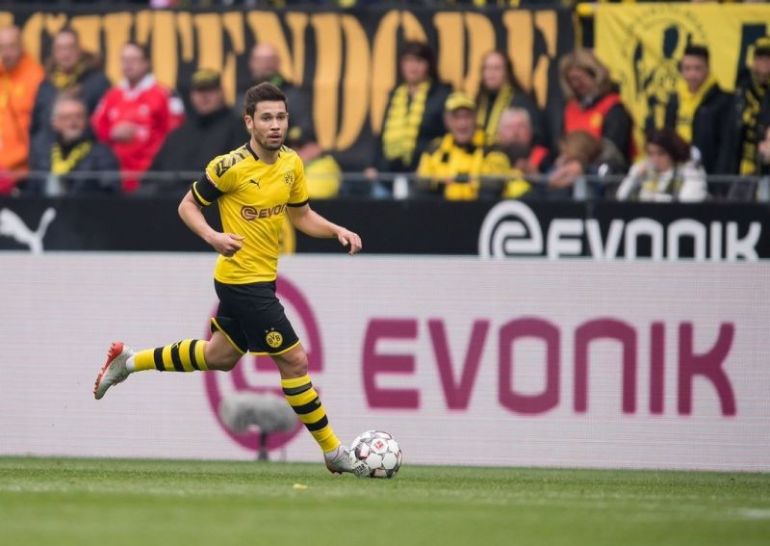 Raphael-Guerreiro-in-action-for-Dortmund