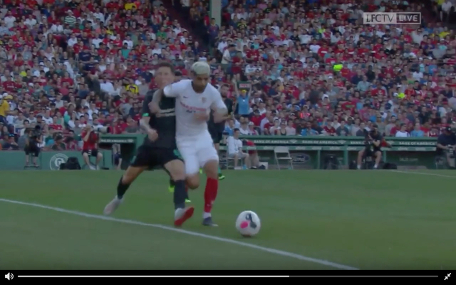 Banega-elbow-on-Liverpool's-Wilson