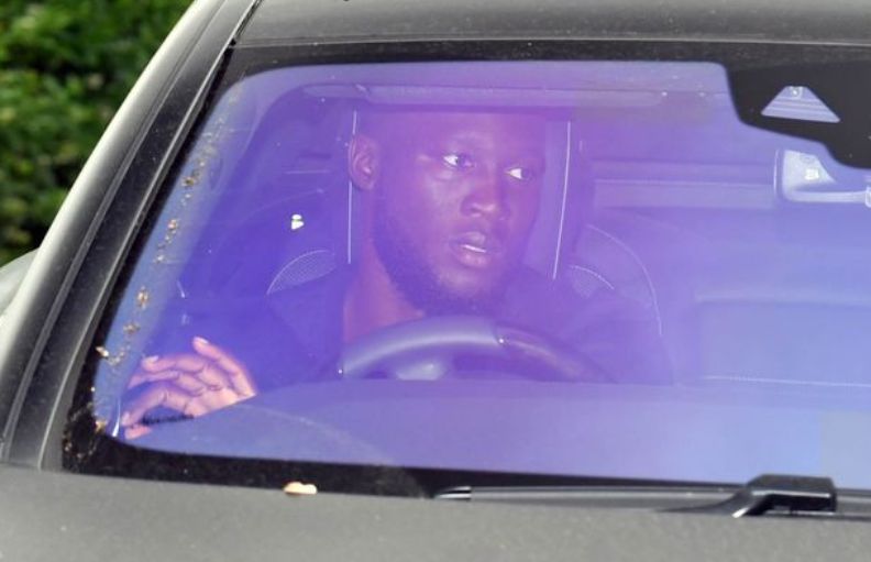 lukaku-driving-car