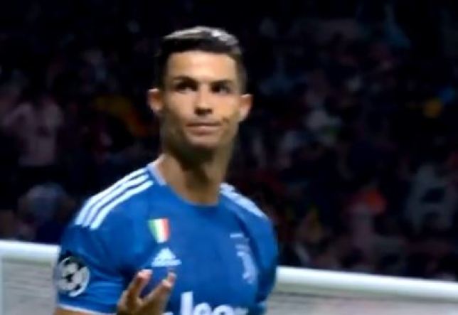 Cristiano-Ronaldo-hand-gesture-Atletico-Madrid-fans